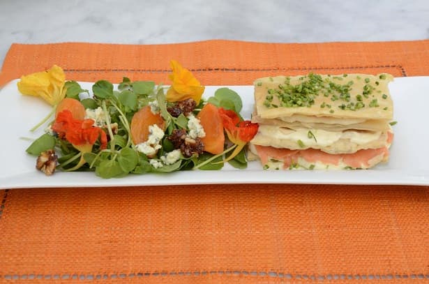 FOLHADO DE SALMÃO COM SALADA DE AGRIÃO COM CAQUI