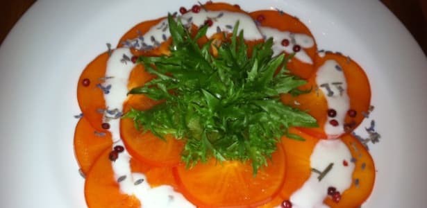 CARPACCIO DE CAQUI AO MOLHO DE IOGURTE E LAVANDA