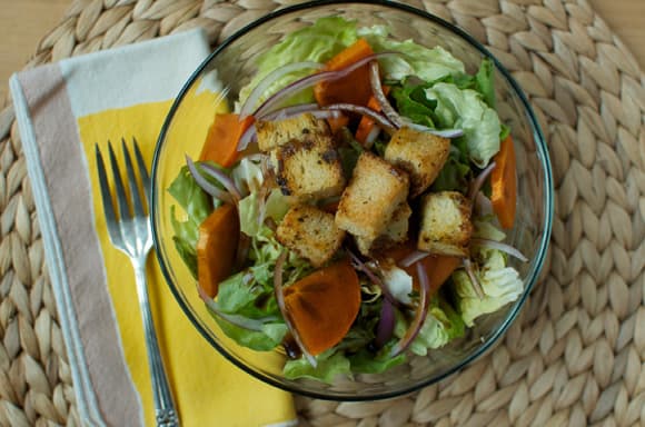 SALADA DE CAQUI COM CROUTONS DE QUEIJO