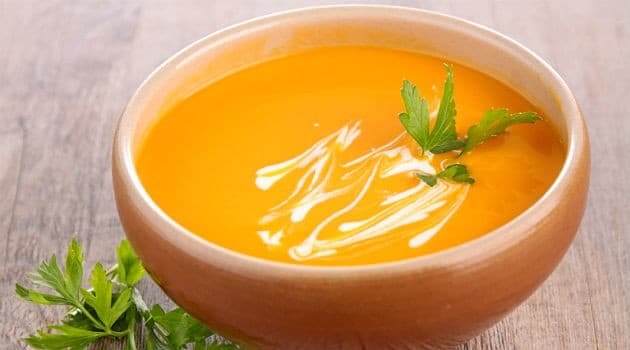 SOPA DE CAQUI COM COULIS DE MORANGO