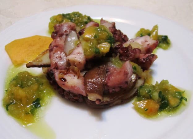 TARTARE DE POLVO E SHIITAKE COM VINAGRETE DE CAQUI