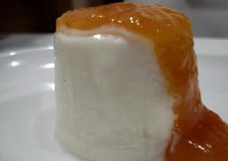 FLAN DE QUEIJO COM CALDA DE CAQUI