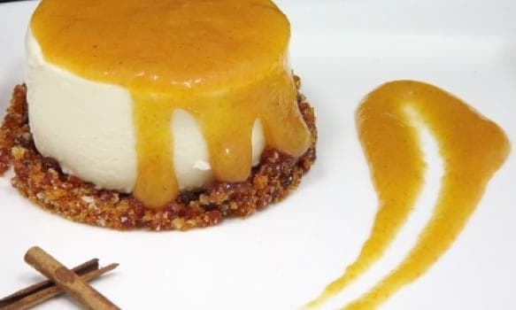 PANNA COTTA AO COULIS DE CAQUI E CANELA COM PRALINÉ DE CASTANHA